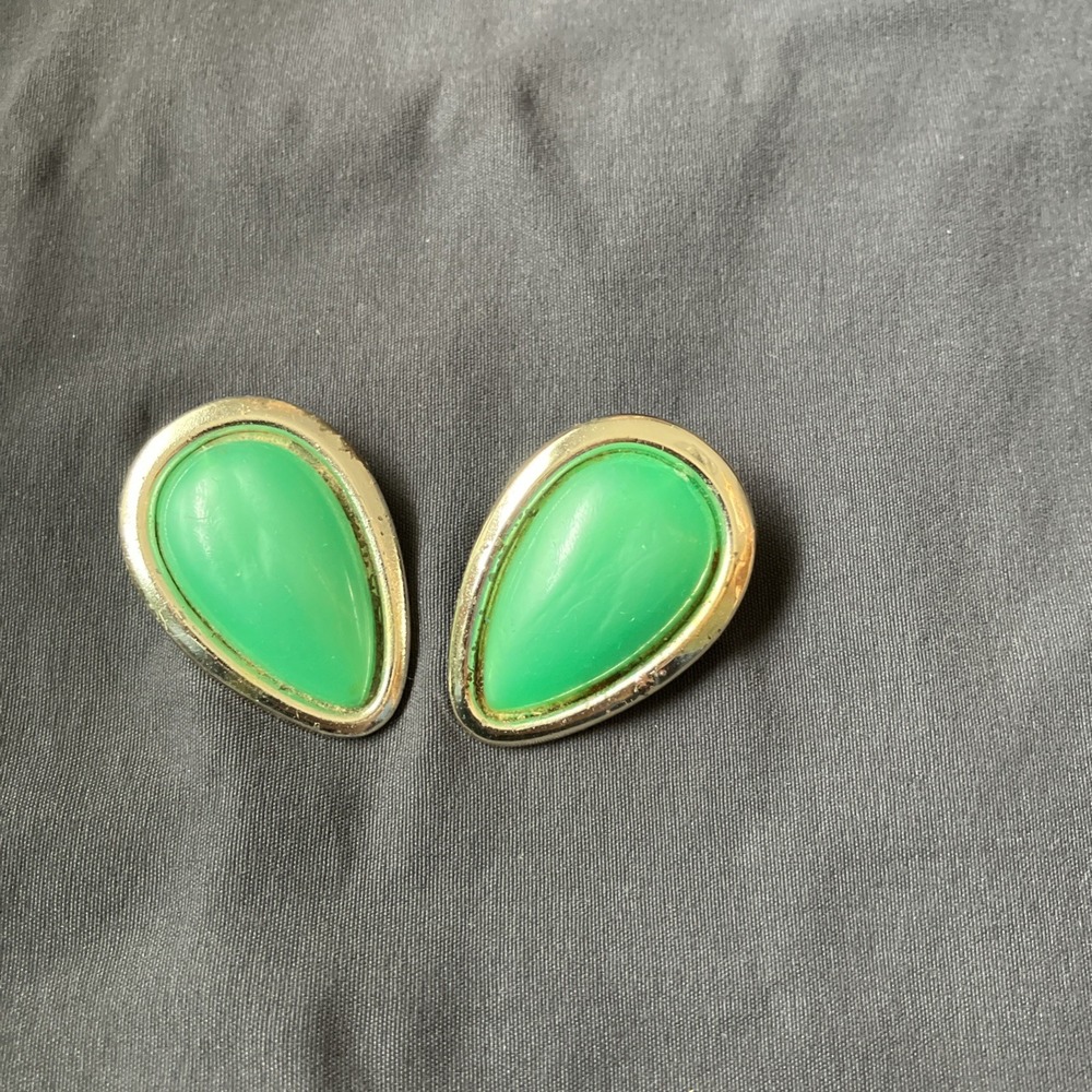 Vtg Retro Gold Tone Edged Green Enamel Tear‎ Drop Clip on Earrings 1 1/2" tall
